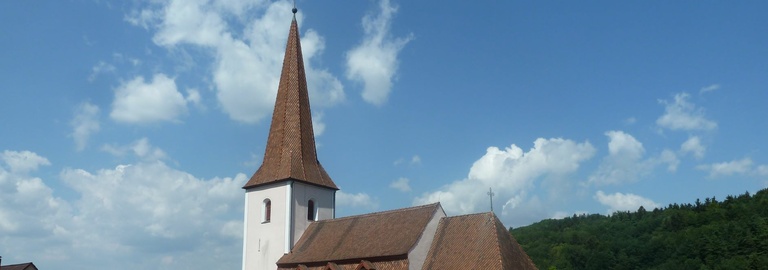 Kirche quer mit Wolken